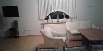 Monteurwohnung - Kaffeemaschine - Schleswig-Holstein - Wohnzimmer mit Sitzecke, Esstisch, TV - Eddelak bei Brunsbüttel, Monteurzimmer
