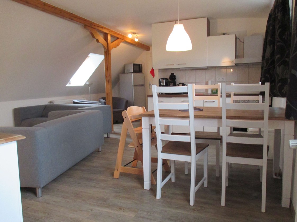 Monteurzimmer: Wohnraum mit offener Küche - Wangerland Ferienwohnung mit 2 Schlafräumen "Zum alten Friesen"