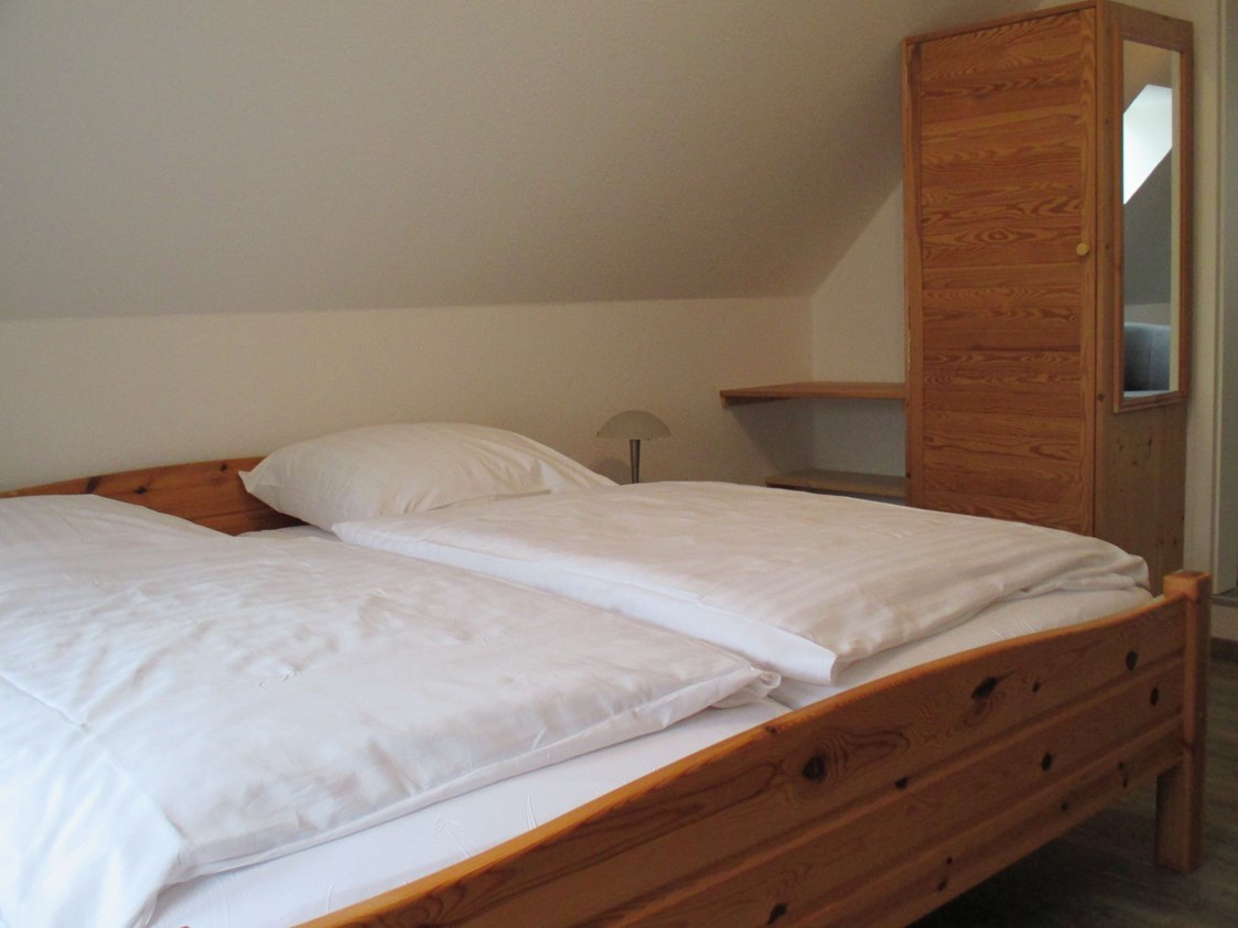 Monteurzimmer: Schlafzimmer 1 - Wangerland Ferienwohnung mit 2 Schlafräumen "Zum alten Friesen"