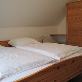 Monteurzimmer: Schlafzimmer 1 - Wangerland Ferienwohnung mit 2 Schlafräumen "Zum alten Friesen"