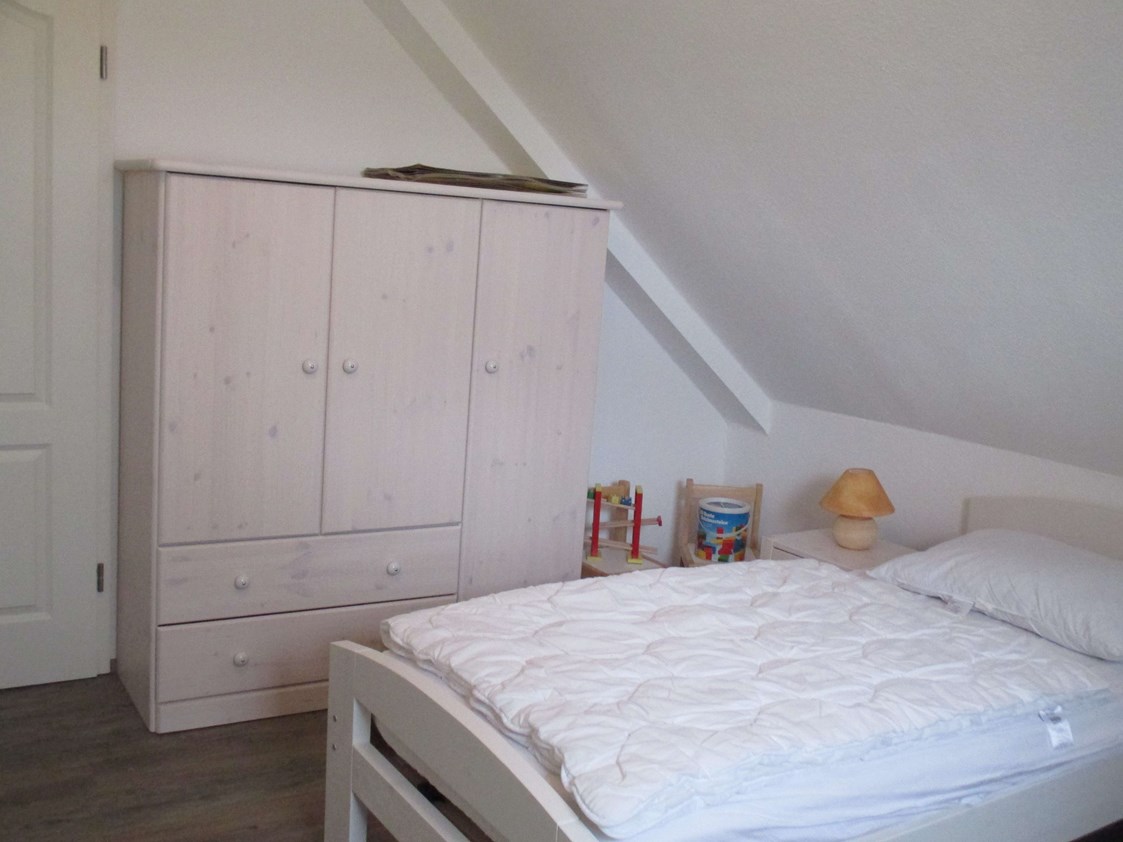 Monteurzimmer: Schlafzimmer 2 - Wangerland Ferienwohnung mit 2 Schlafräumen "Zum alten Friesen"