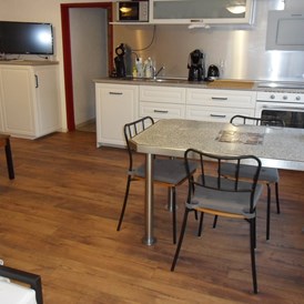 Monteurzimmer: Küche und Esstisch - Wohnung Asterix: 2 Schlafzimmer mit je 2 Einzelbetten