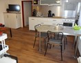 Monteurzimmer: Küche und Esstisch - Wohnung Asterix: 2 Schlafzimmer mit je 2 Einzelbetten