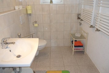Monteurzimmer: Bad mit Dusche - Wohnung Asterix: 2 Schlafzimmer mit je 2 Einzelbetten