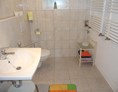 Monteurzimmer: Bad mit Dusche - Wohnung Asterix: 2 Schlafzimmer mit je 2 Einzelbetten