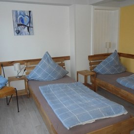 Monteurzimmer: Wohnung Asterix: 2 Schlafzimmer mit je 2 Einzelbetten; zwischen Merzig und Losheim