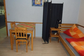 Monteurzimmer: Option b: 1 Bett im Schlafzimmer - Wohnung Idefix 1 SZ: 2 Einzelbetten