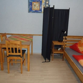 Monteurzimmer: Option b: 1 Bett im Schlafzimmer - Wohnung Idefix 1 SZ: 2 Einzelbetten