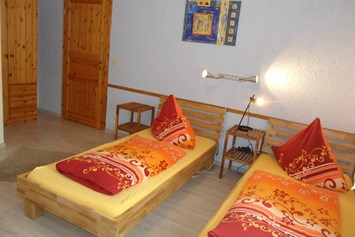 Monteurzimmer: Option a: 2 Betten im Schlafzimmer - Wohnung Idefix 1 SZ: 2 Einzelbetten + Bettcouch