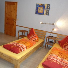 Monteurzimmer: Option a: 2 Betten im Schlafzimmer - Wohnung Idefix 1 SZ: 2 Einzelbetten + Bettcouch