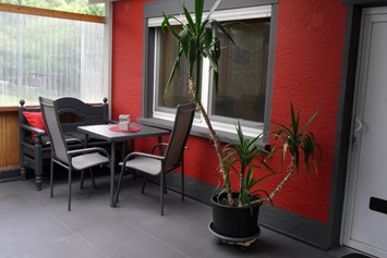 Monteurzimmer: Sitzplatz unter der überdachten Terrasse - Wohnung Idefix 1 SZ: 2 Einzelbetten + Bettcouch
