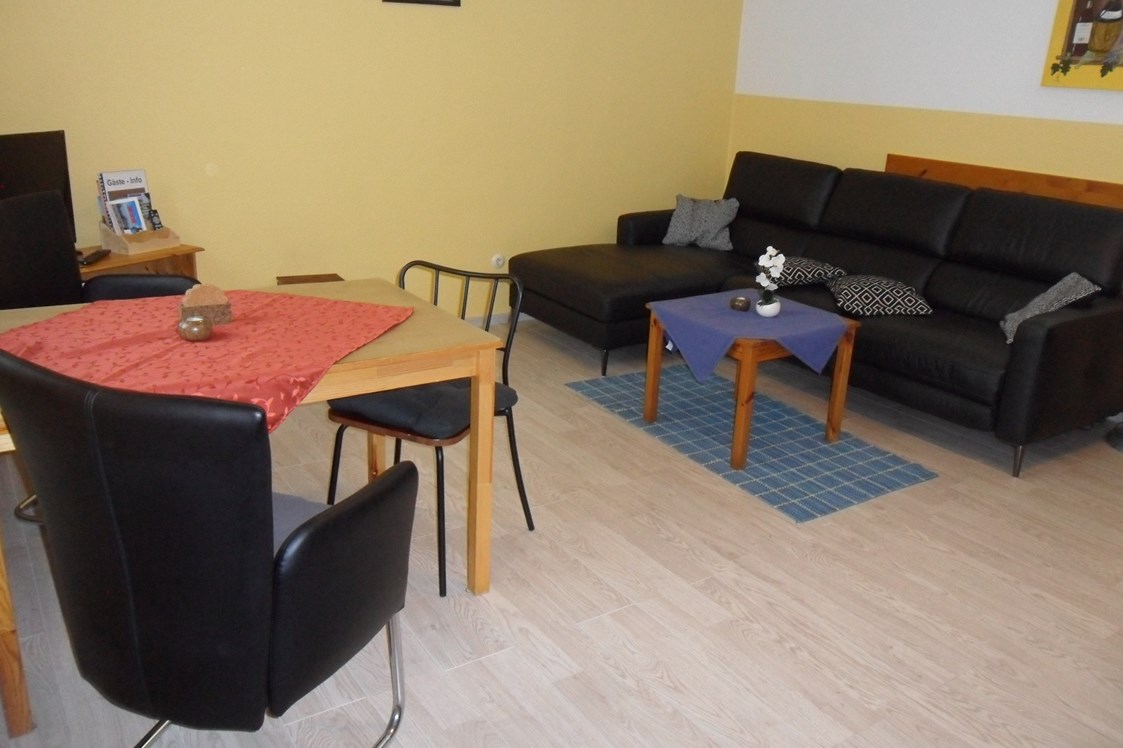 Monteurzimmer: Wohnbereich - Wohnung Idefix 1 SZ: 2 Einzelbetten + Bettcouch