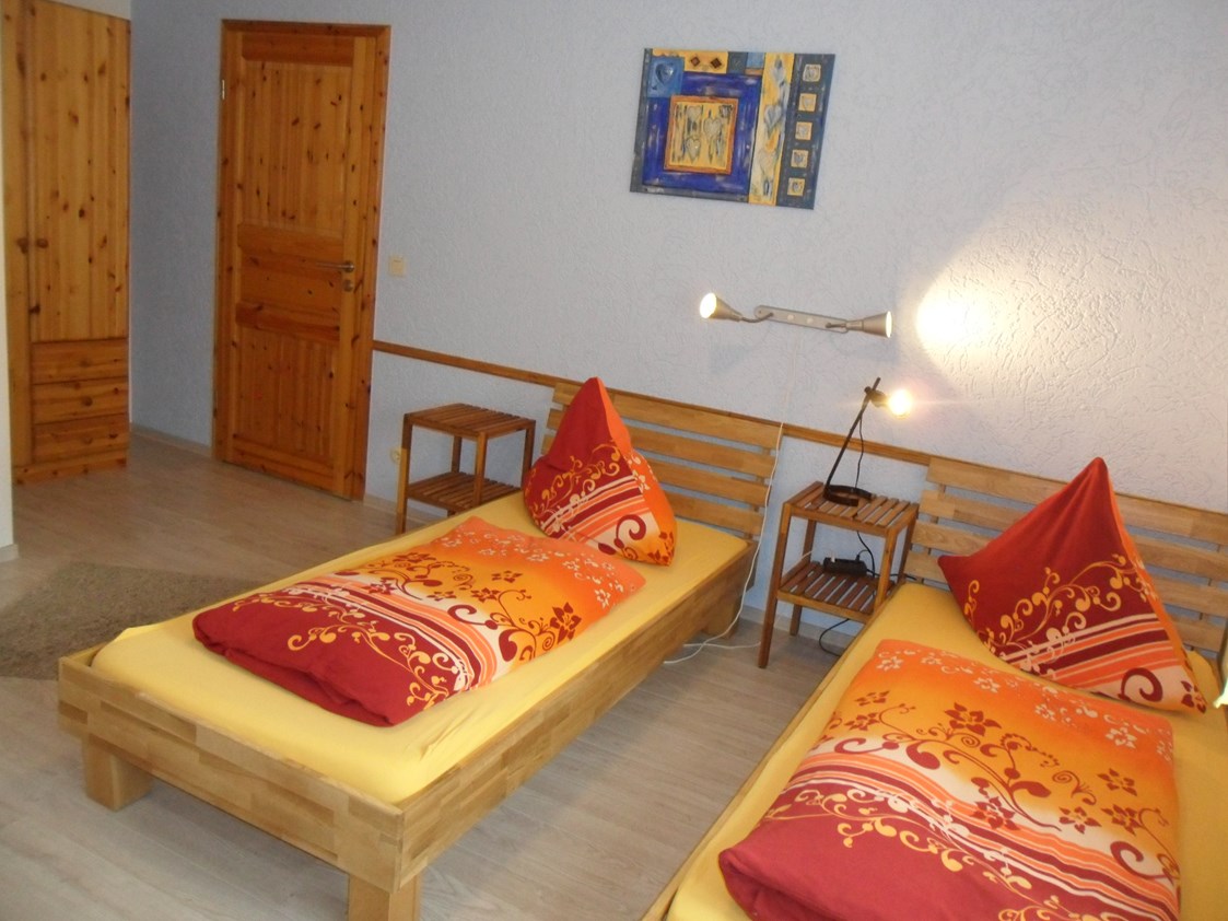 Monteurzimmer: Option a: 2 Betten im Schlafzimmer - Wohnung Idefix 1 SZ: 2 Einzelbetten + Bettcouch; zwischen Merzig und Losheim