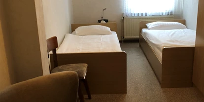 Monteurwohnung - PLZ 27404 (Deutschland) - Doppelzimmer 1 mit 2 Betten und eigenem Badezimmer - Tietjens Gasthof, sauberes Zimmer mit eigenem Badezimmer