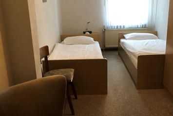 Monteurzimmer: Doppelzimmer 1 mit 2 Betten und eigenem Badezimmer - Tietjens Gasthof, sauberes Zimmer mit eigenem Badezimmer