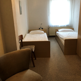 Monteurzimmer: Doppelzimmer 1 mit 2 Betten und eigenem Badezimmer - Tietjens Gasthof, sauberes Zimmer mit eigenem Badezimmer