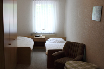 Monteurzimmer: Doppelzimmer 2 mit 2 Betten und eigenem Badezimmer - Tietjens Gasthof, sauberes Zimmer mit eigenem Badezimmer