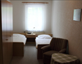 Monteurzimmer: Doppelzimmer 2 mit 2 Betten und eigenem Badezimmer - Tietjens Gasthof, sauberes Zimmer mit eigenem Badezimmer