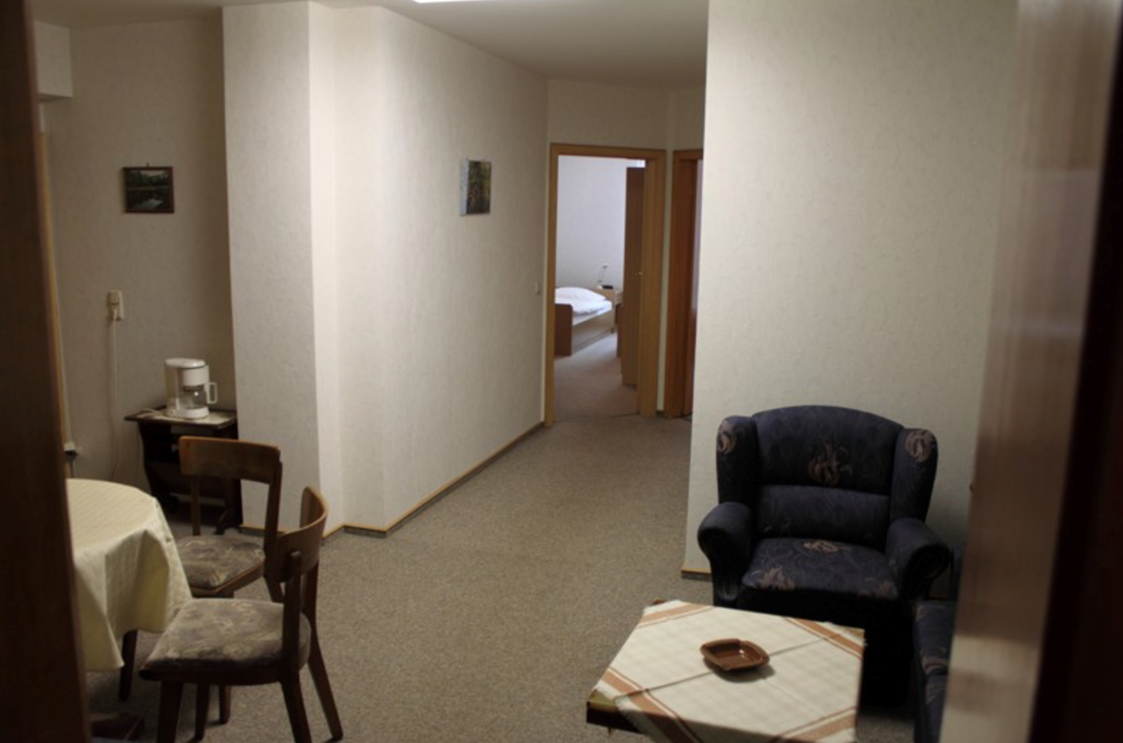 Monteurzimmer: Aufenthaltsraum - Tietjens Gasthof, sauberes Zimmer mit eigenem Badezimmer