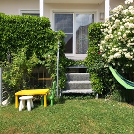 Monteurzimmer: Balkon mit kleinem Gartenanteil - Ferienwohnung Creutzig
