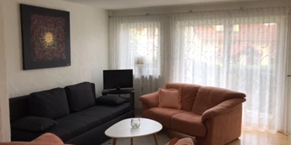 Monteurwohnung - PLZ 78315 (Deutschland) - Wohnzimmer mit Schlafsofa und Zugang zum Balkon - Ferienwohnung Creutzig
