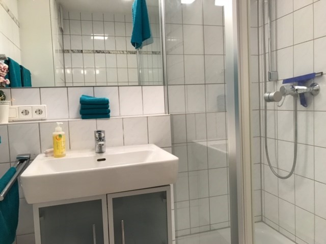 Monteurzimmer: WC mit Dusche im Erdgeschoss - Ferienwohnung Creutzig
