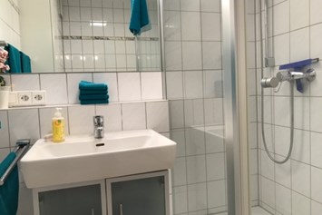 Monteurzimmer: WC mit Dusche im Erdgeschoss - Ferienwohnung Creutzig