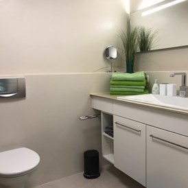 Monteurzimmer: Badezimmer mit Badewanne im UG - Ferienwohnung Creutzig