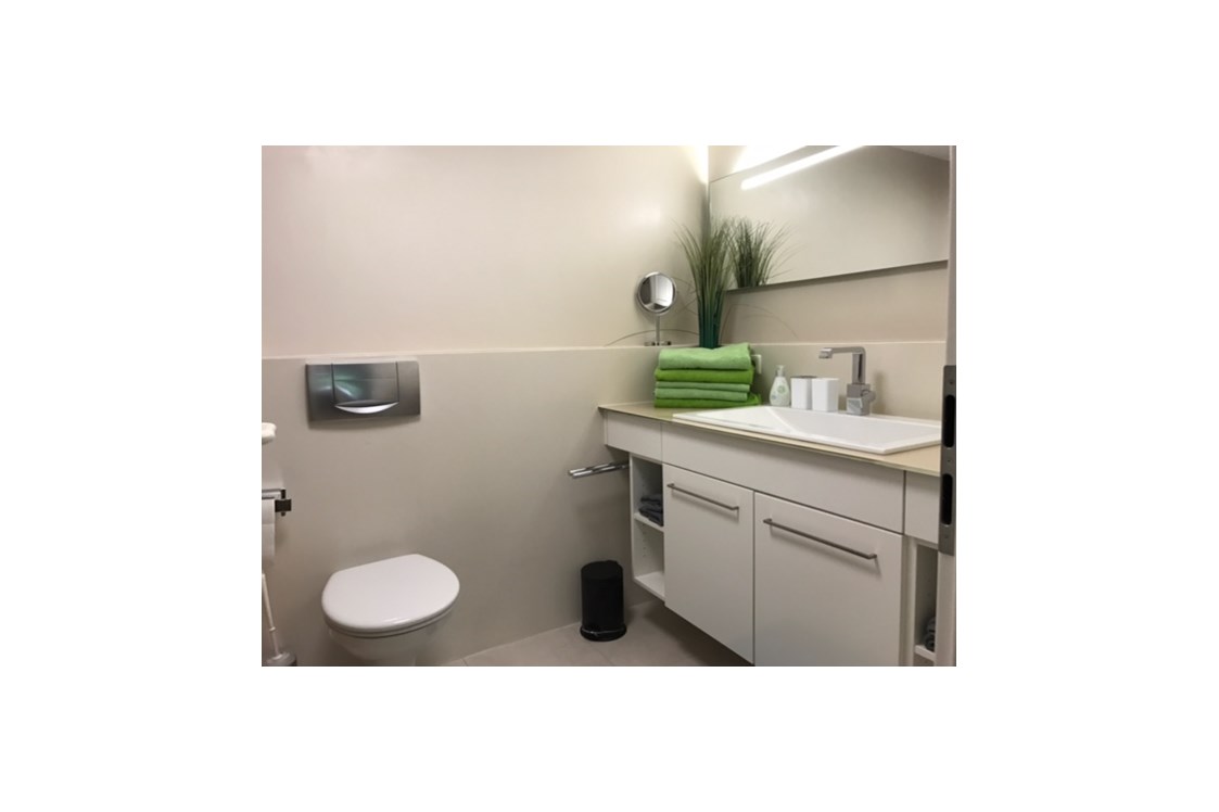 Monteurzimmer: Badezimmer mit Badewanne im UG - Ferienwohnung Creutzig