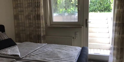 Monteurwohnung - PLZ 78315 (Deutschland) - Schlafzimmer mit Boxspring-Doppelbett im UG, mit Austritt in den Garten. Die Betten können bei Bedarf auch einzeln gestellt werden. - Ferienwohnung Creutzig