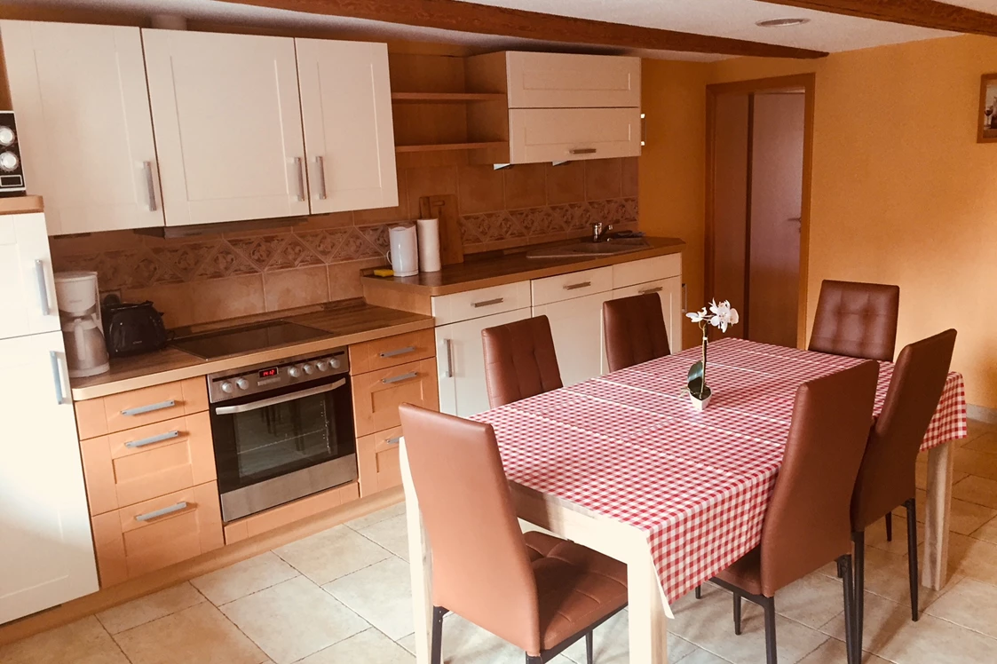 Monteurzimmer: komplette Einbauküche mit hochwertigen Geräten und Sitzmöglichkeit - Ferienwohnung "Altstadtblick" - top Ausstattung