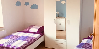 Monteurwohnung - Wernigerode - Zimmer 1 mit getrennten Betten und Kleiderschrank - Ferienwohnung "Altstadtblick" - top Ausstattung