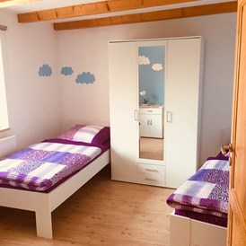 Monteurzimmer: Zimmer 1 mit getrennten Betten und Kleiderschrank - Ferienwohnung "Altstadtblick" - top Ausstattung