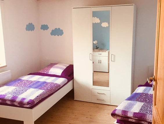 Monteurzimmer: Zimmer 1 mit getrennten Betten und Kleiderschrank - Ferienwohnung "Altstadtblick" - top Ausstattung