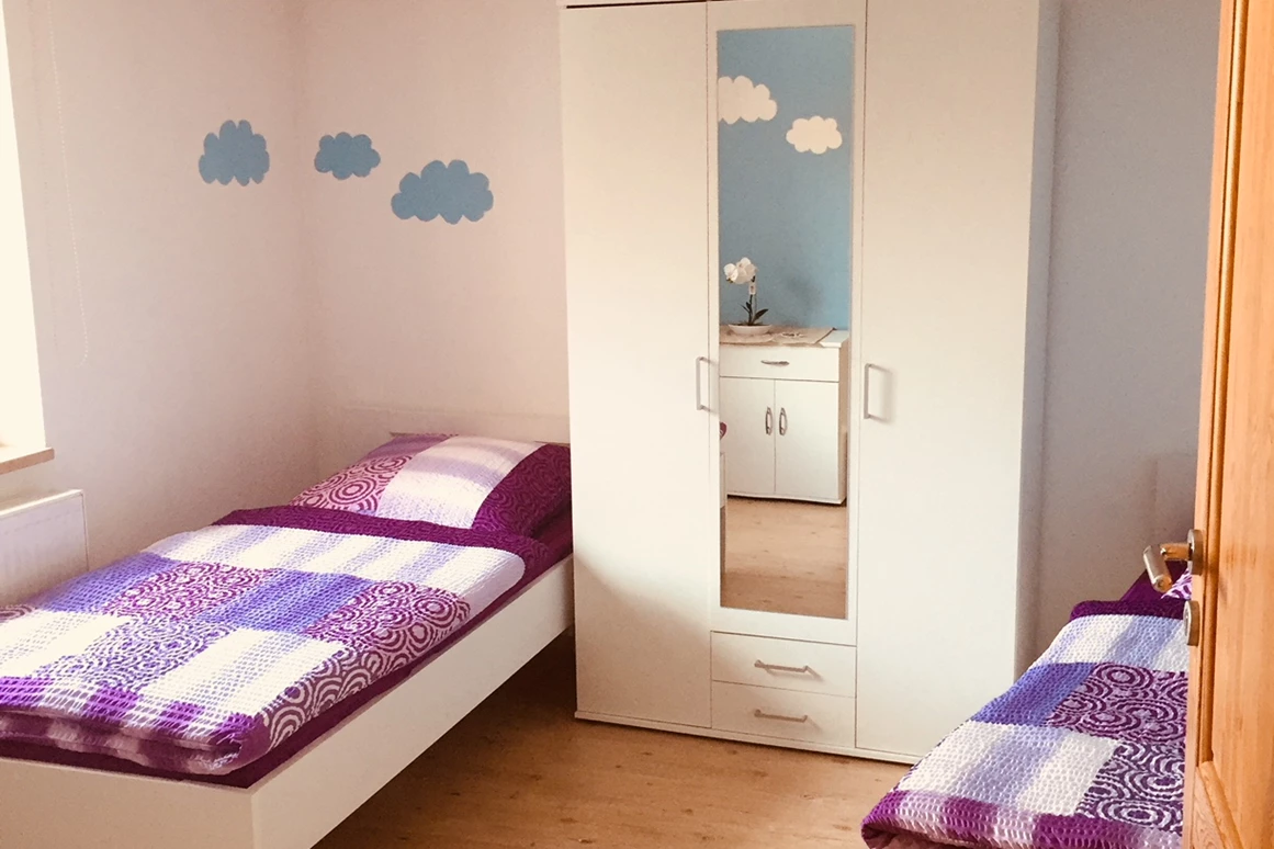 Monteurzimmer: Zimmer 1 mit getrennten Betten und Kleiderschrank - Ferienwohnung "Altstadtblick" - top Ausstattung