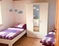 Monteurzimmer: Zimmer 1 mit getrennten Betten und Kleiderschrank - Ferienwohnung "Altstadtblick" - top Ausstattung