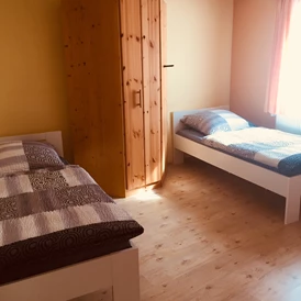 Monteurzimmer: Zimmer 2 mit getrennten Betten und Kleiderschrank - Ferienwohnung "Altstadtblick" - top Ausstattung