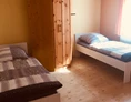 Monteurzimmer: Zimmer 2 mit getrennten Betten und Kleiderschrank - Ferienwohnung "Altstadtblick" - top Ausstattung
