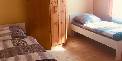 Monteurwohnung - Wernigerode - Zimmer 2 mit getrennten Betten und Kleiderschrank - Ferienwohnung "Altstadtblick" - top Ausstattung