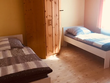 Monteurzimmer: Zimmer 2 mit getrennten Betten und Kleiderschrank - Ferienwohnung "Altstadtblick" - top Ausstattung