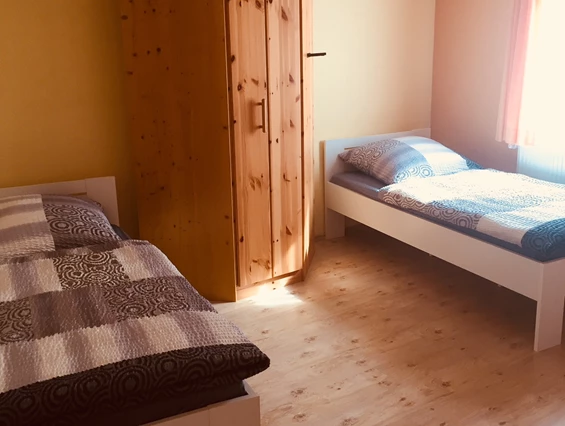 Monteurzimmer: Zimmer 2 mit getrennten Betten und Kleiderschrank - Ferienwohnung "Altstadtblick" - top Ausstattung