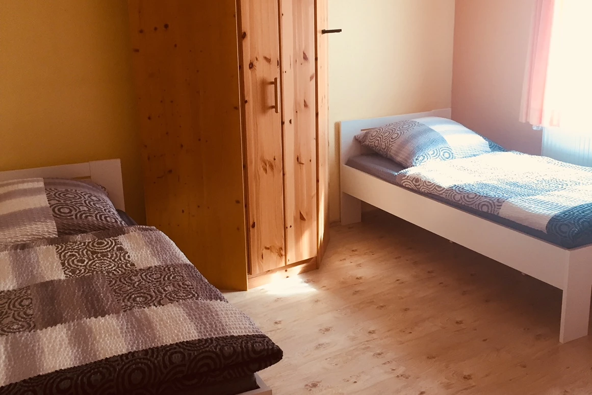 Monteurzimmer: Zimmer 2 mit getrennten Betten und Kleiderschrank - Ferienwohnung "Altstadtblick" - top Ausstattung