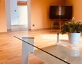 Monteurzimmer: Wohnbereich mit SAT-TV und großer Ledercouch mit Sessel - Ferienwohnung "Altstadtblick" - top Ausstattung