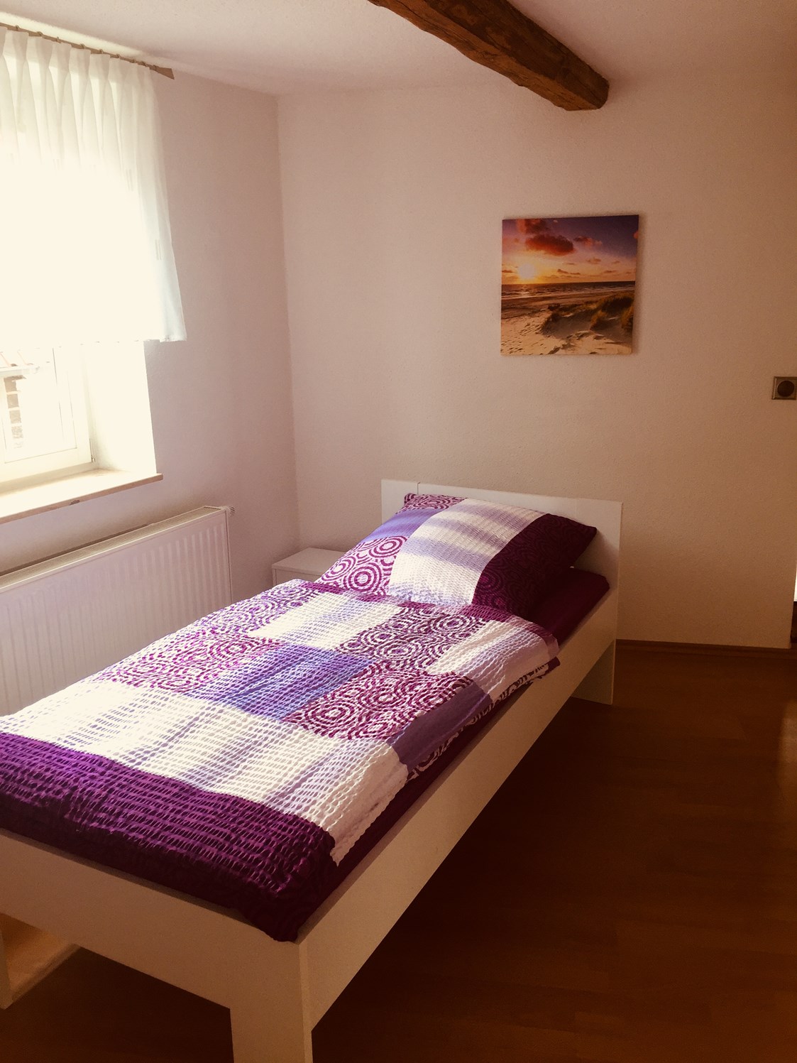 Monteurzimmer: Bett im Durchgangszimmer - Ferienwohnung "Altstadtblick" - top Ausstattung