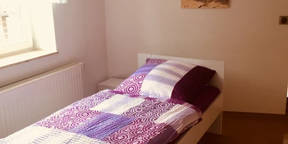 Monteurwohnung - Wernigerode - Bett im Durchgangszimmer - Ferienwohnung "Altstadtblick" - top Ausstattung