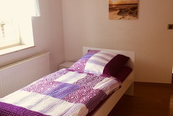 Monteurzimmer: Bett im Durchgangszimmer - Ferienwohnung "Altstadtblick" - top Ausstattung