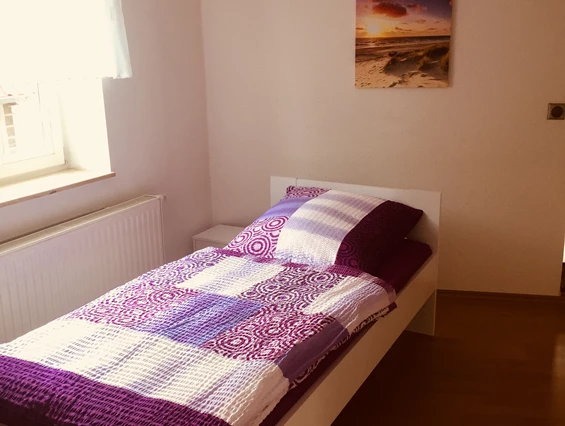 Monteurzimmer: Bett im Durchgangszimmer - Ferienwohnung "Altstadtblick" - top Ausstattung