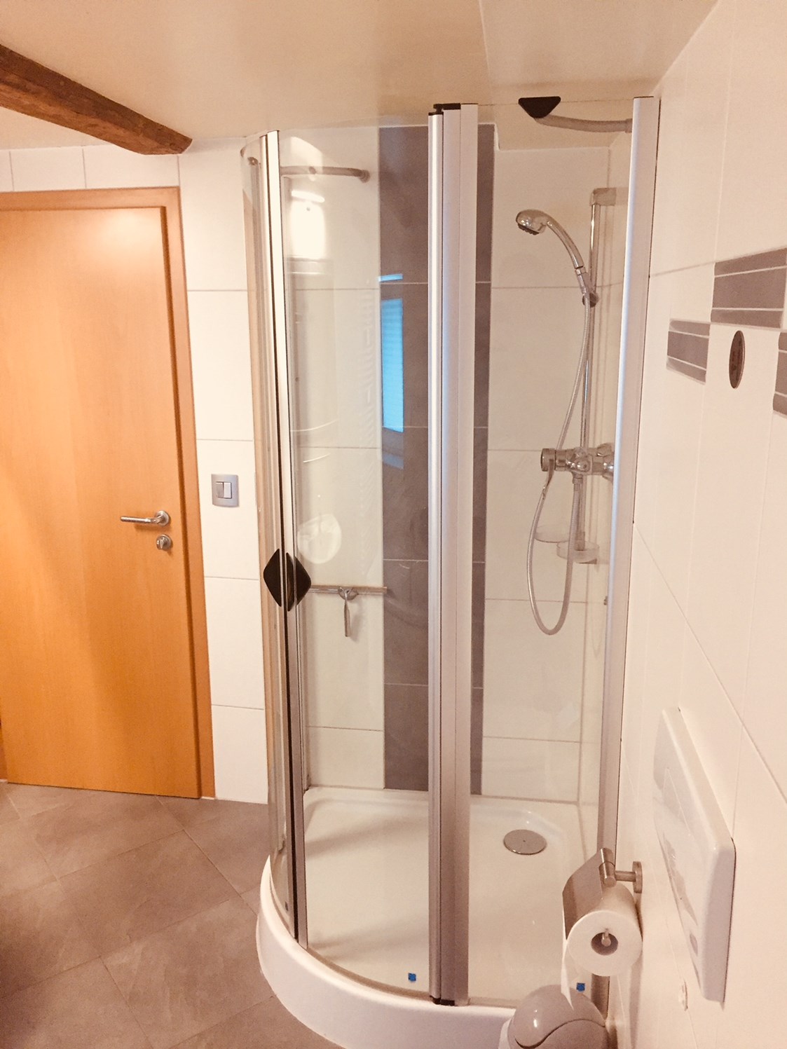 Monteurzimmer: Bad mit Dusche, Badewanne und WC - Ferienwohnung "Altstadtblick" - top Ausstattung