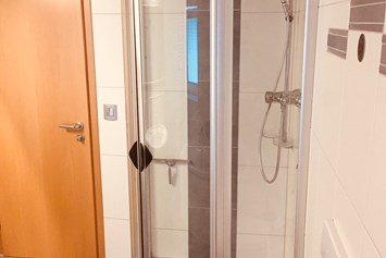 Monteurzimmer: Bad mit Dusche, Badewanne und WC - Ferienwohnung "Altstadtblick" - top Ausstattung