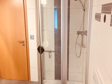 Monteurzimmer: Bad mit Dusche, Badewanne und WC - Ferienwohnung "Altstadtblick" - top Ausstattung